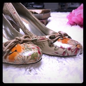 Nude and floral patent pumps